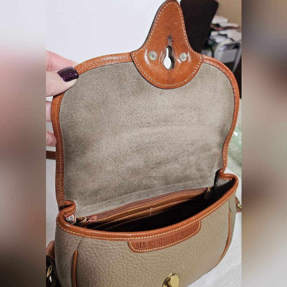 Vtg, Dooney & Bourke AWL Cavalry Trooper Crossbody Taupe W/British Tan Trim R71 - Picture 16 of 16